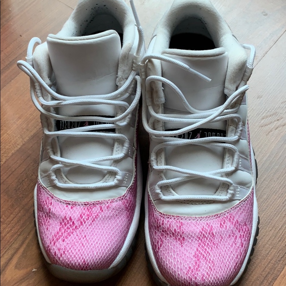 Jordan’s size 7 youth women’s size 8